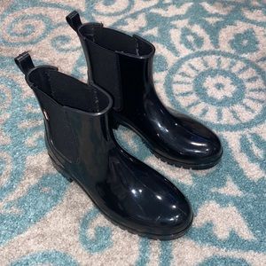 Women’s black rain boots